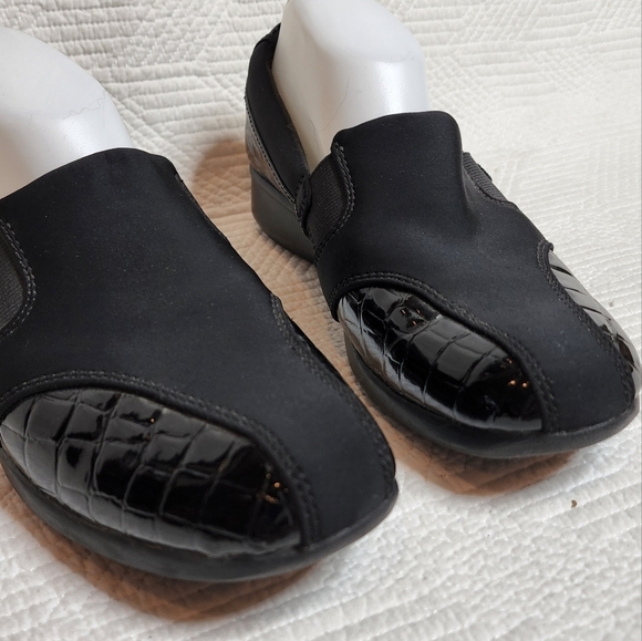 CLARKS SLIP ON SHOES - Picture 10 of 16